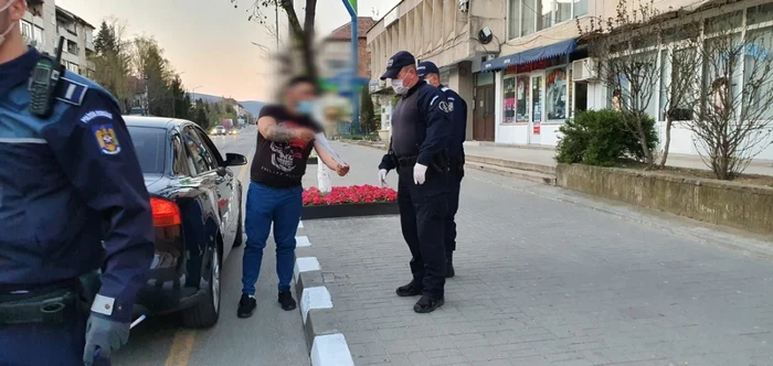 Declaraţia pe propria răspundere la ieşire din casă în timpul pandemiei de coronavirus; Foto Poliţia Vâlcea