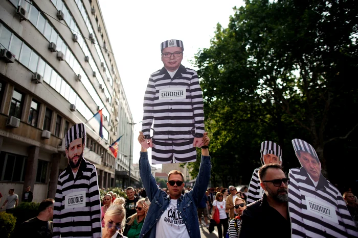 Mii de oameni continuă să ceară în stradă demisia președintelui Vucic FOTO AFP