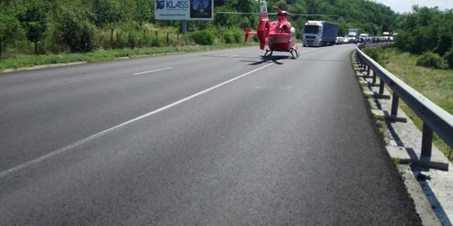 Un elicopter SMURD Craiova a aterizat pe DN7 Dealul Negru în Vâlcea Sursă ISU Vâlcea 