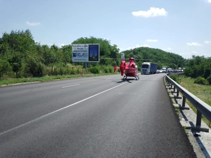 Un elicopter SMURD Craiova a aterizat pe DN7 Dealul Negru în Vâlcea Sursă ISU Vâlcea 