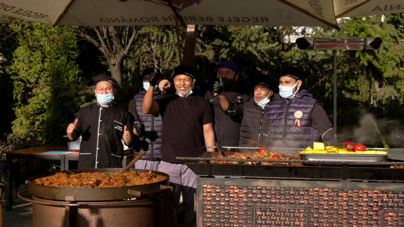Chef Cristi Ice şi ajutoarele sale din Nepal