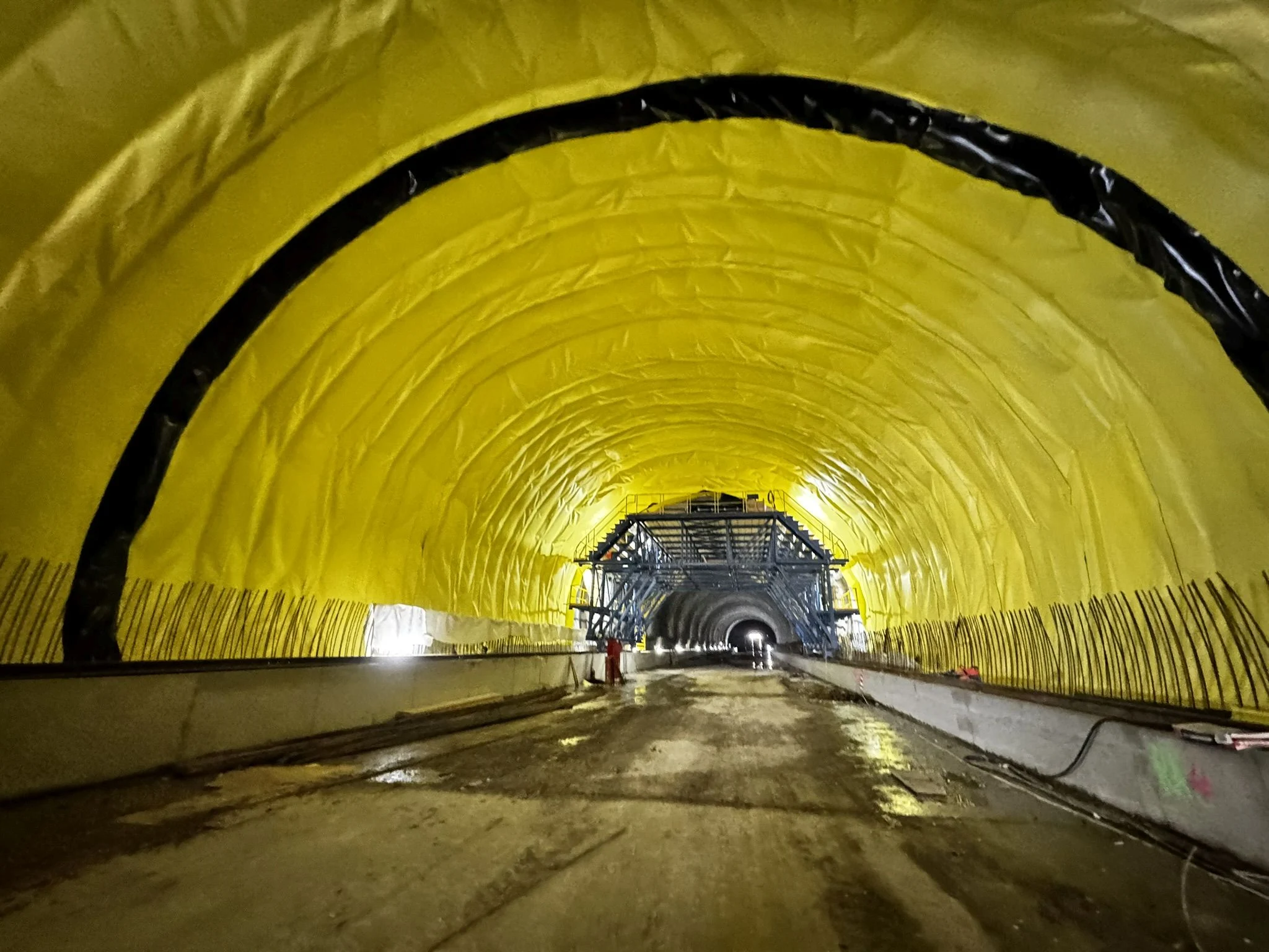 Autostrada cu tuneluri din vestul României, realizată pe jumătate. Câți metri au mai rămas de excavat din galerii