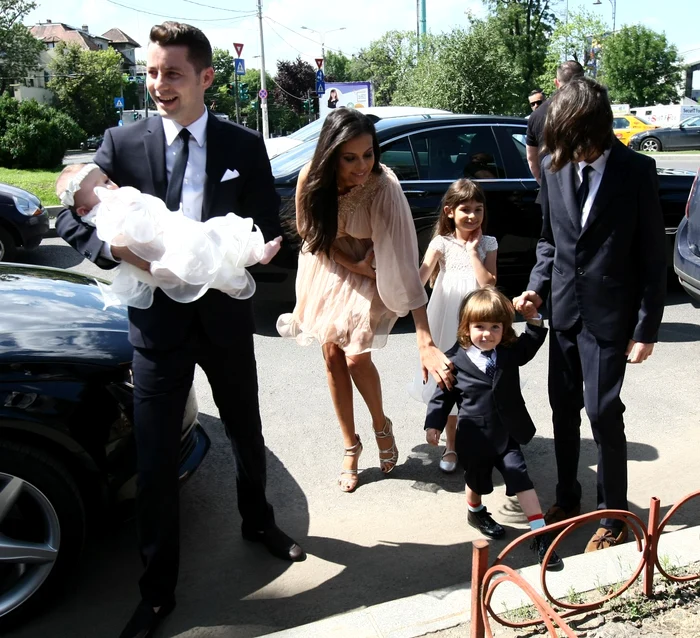 
    Anca, Adi şi cei patru copii, la botezul micuţei Ava StephanieFoto;: Dorin Constanda  