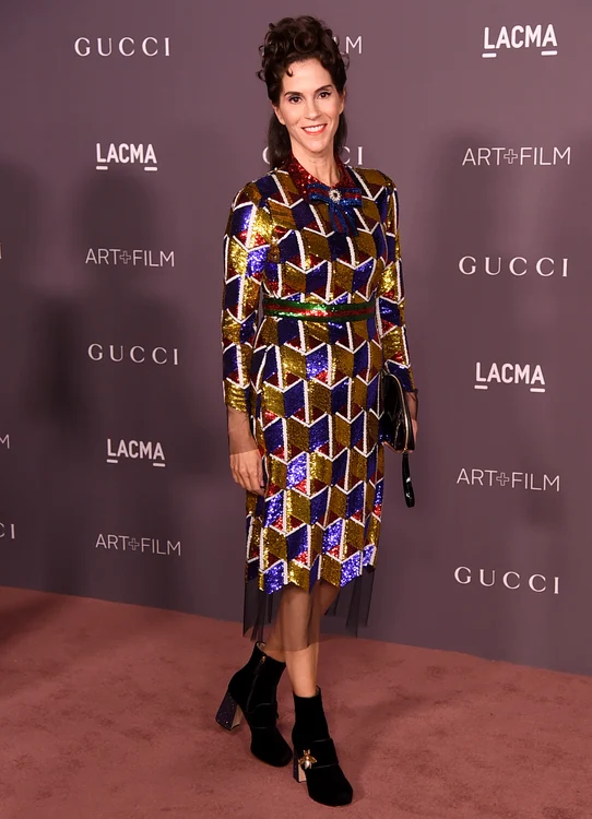 Jami Gertz, într-o rochie colorată