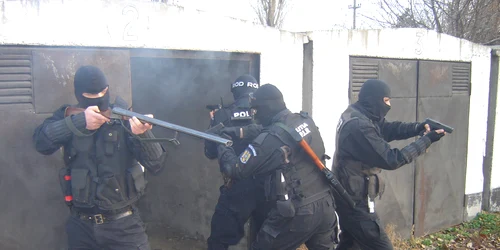 Luptătorii de la Intervenţii Rapide, în acţiune. FOTO: NICOLETA BUTNARU