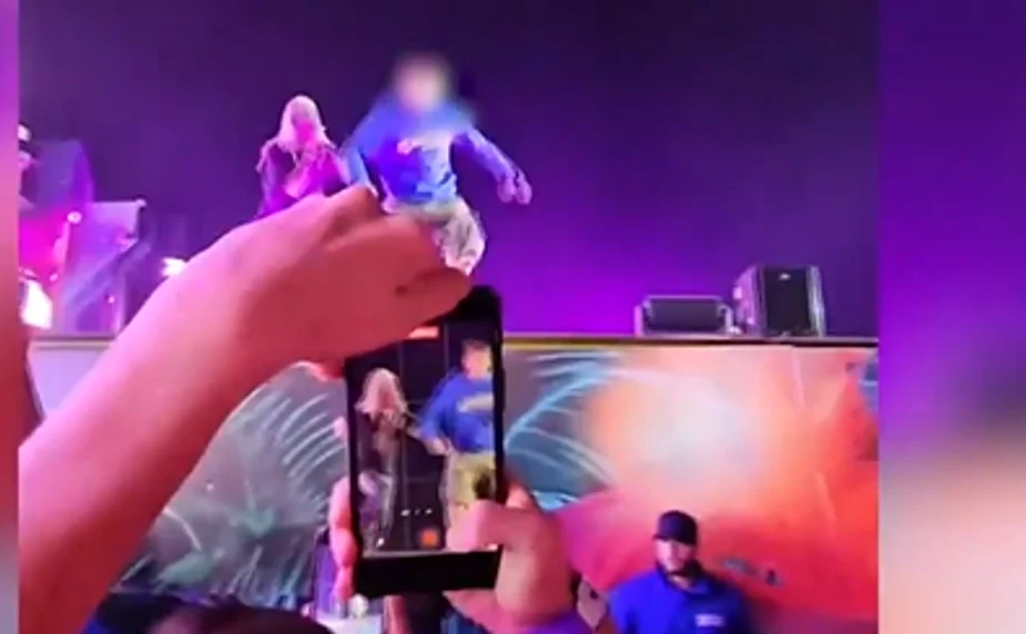 Băiatul a fost împins de rapperul Destroy Lonely FOTO: Captura video