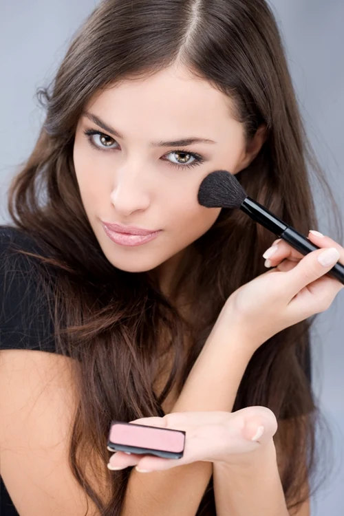Un machiaj natural corect aplicat te întinereşte cu câţiva ani