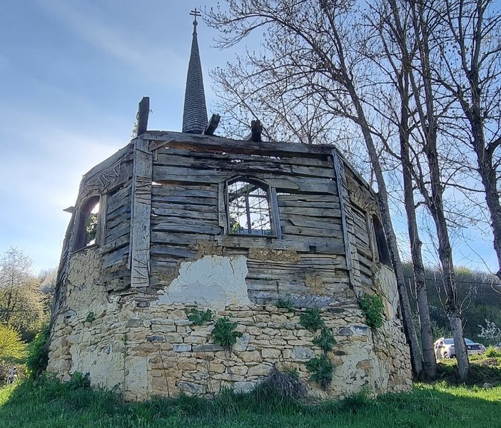 Biserică „aventuroasă și chinuită“ de la 1880, pe cale să se dărâme. Este într-un sat din Maramureș
