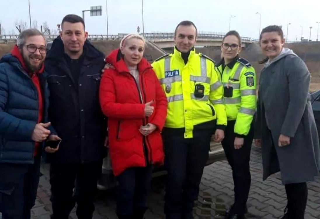 Familia din Ucraina, poliţiştii şi mecanicul care a reparat maşina defectă Foto: Facebook/ Poliţia Română