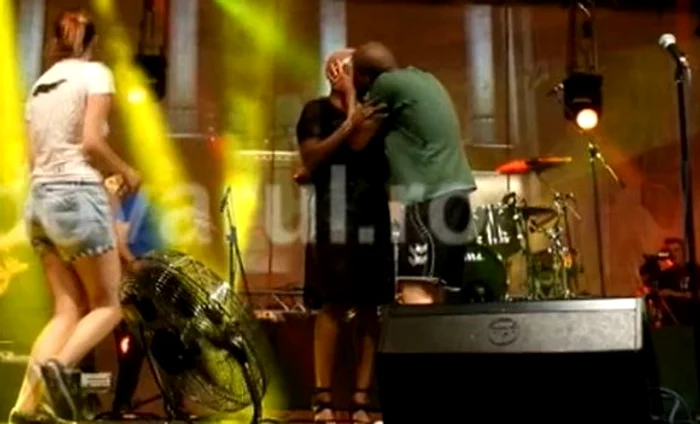 
    Liv Warfield a fost sărutată cu forța de un românfoto: captură video Adevărul  