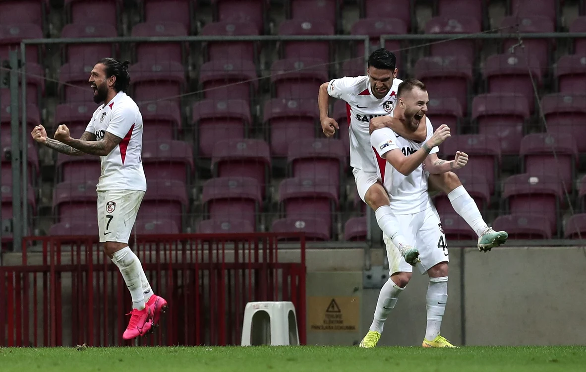 
    Alex Maxim și colegii săi se bucură pentru egalul scos pe terenul lui GalatasarayFoto: EPA-EFE  