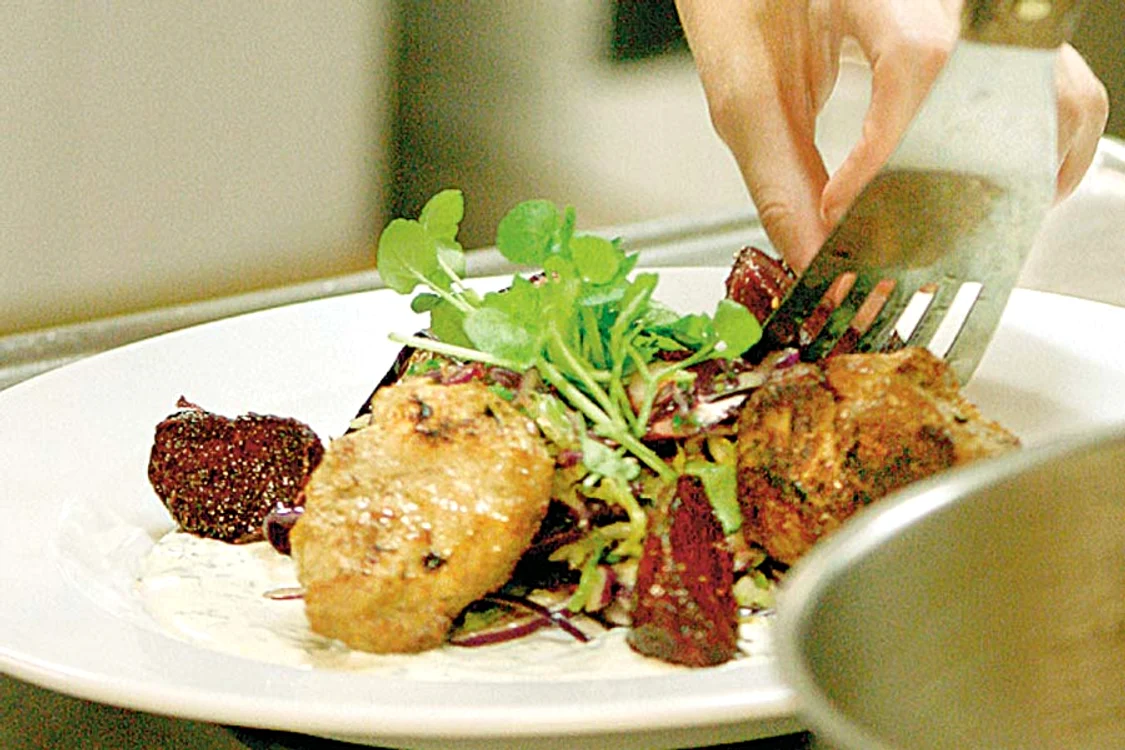 Bucătarul-şef, Tore Heerup,  pregăteşte seară de seară  cele mai delicioase preparate (Fotografii: photoland / caters)