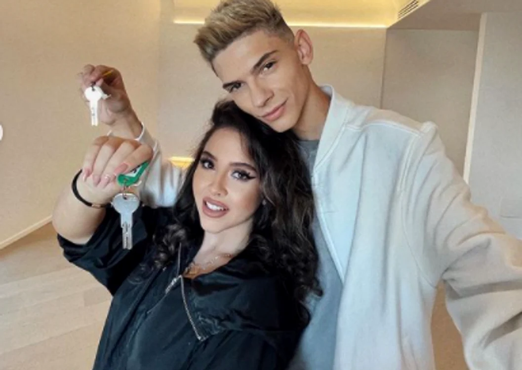 
    Bibi și Antonio Pican, cu cheile de la apartamentfoto: Instagram  