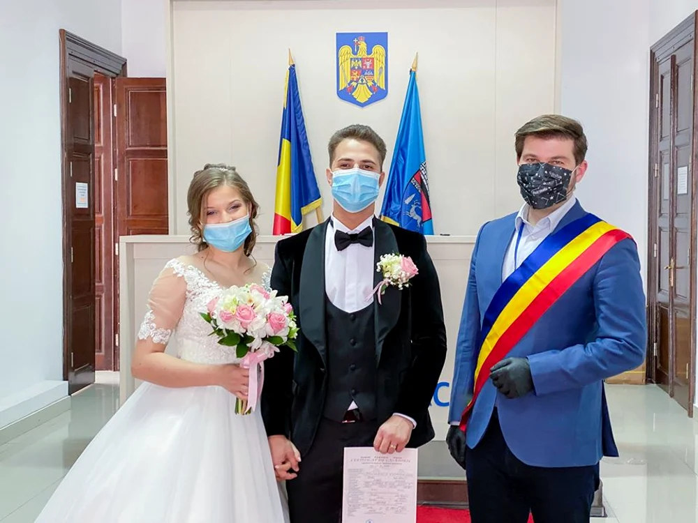 Primarul Bacăului i-a cununat pe cei doi tinerifoto: Facebook