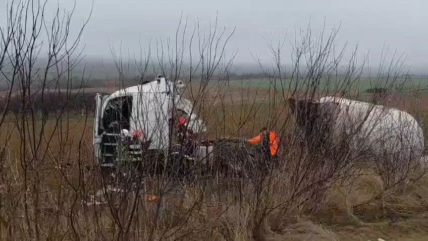 Cisternă cu aproximativ 25 de tone de motorină, răsturnată în Vaslui. O persoană a fost rănită