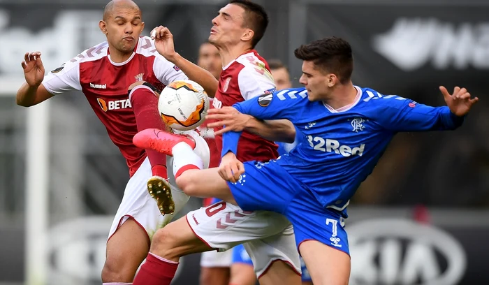 Ianis Hagi (în albastru) a avut o perioadă dificilă la Glasgow Rangers (FOTO: EPA)