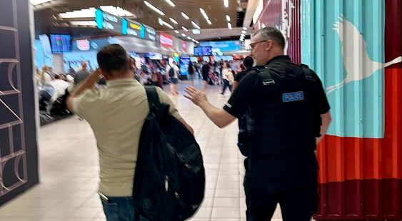 Polițiștii l-au obligat pe hoț să plătească bunul furat FOTO: Facebook/Luton Airport Police Unit