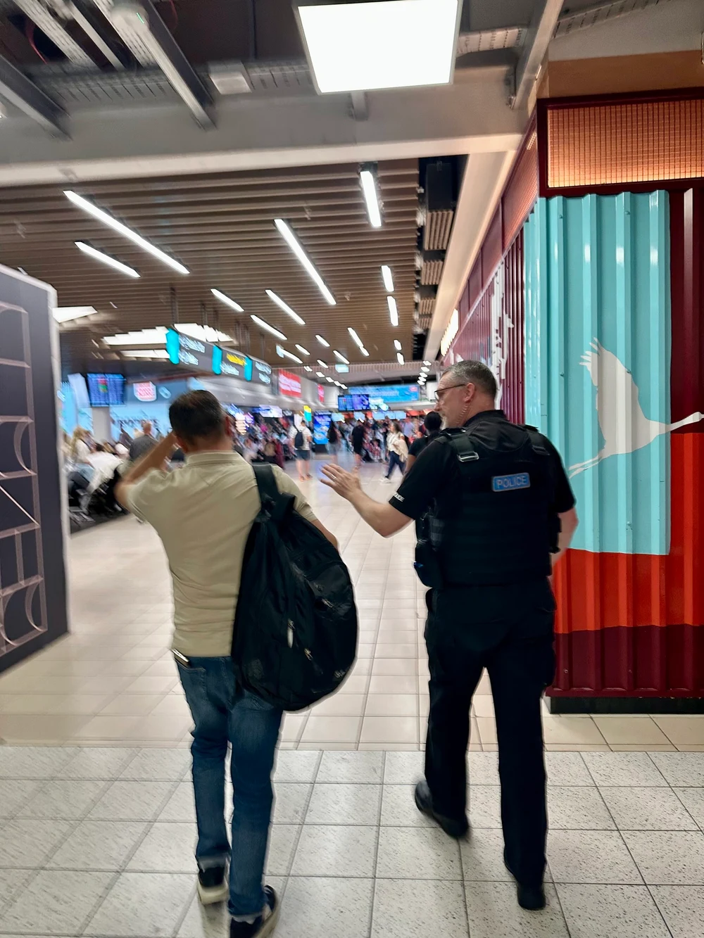 Un pasager al zborului Londra-Bacău, dat jos din avion după ce a furat ochelari de soare dintr-un magazin duty free