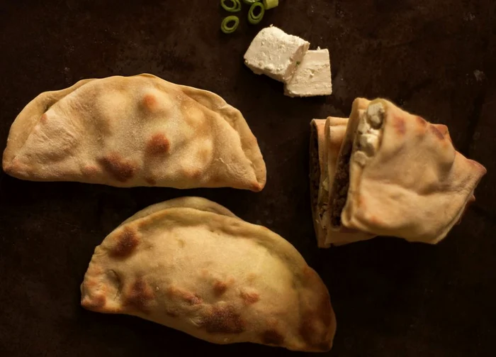 Paine naan umpluta cu branza sau carne jpeg