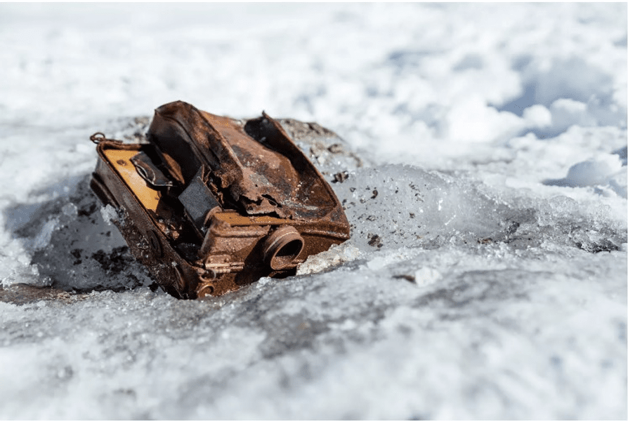 Canada: Aparatele de fotografiat ale unui explorator, descoperite pe un gheţar după 85 de ani