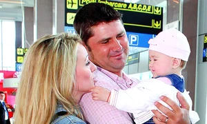 Catrinel, Gabriel şi Sara s au reîntâlnit ieri în  Aeroportul Otopeni jpeg