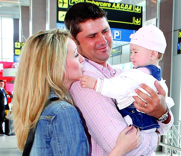 Catrinel, Gabriel şi Sara s-au reîntâlnit ieri în Aeroportul Otopeni