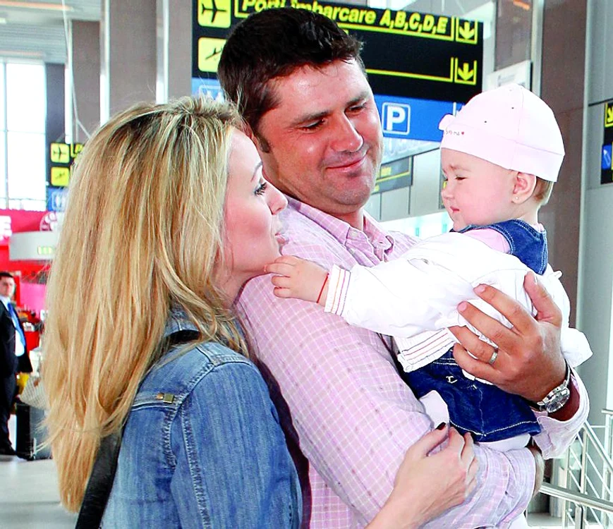 Catrinel, Gabriel şi Sara s-au reîntâlnit ieri în  Aeroportul Otopeni