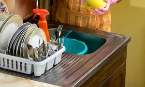 femeie spala vase bucatarie jul 16 2010 4 38 pm jpeg