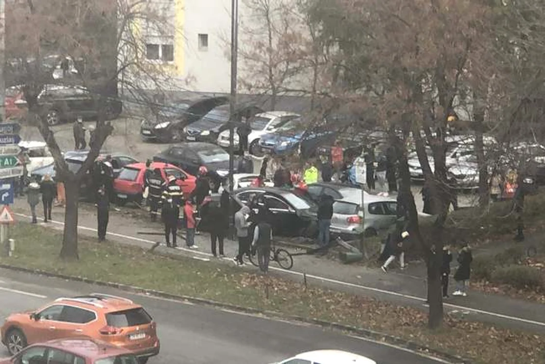 
    Accident în Timișoara, soldat cu trei persoane rănite și mai multe mașini avariateFoto: Facebook / Info trafic jud. Timiș  