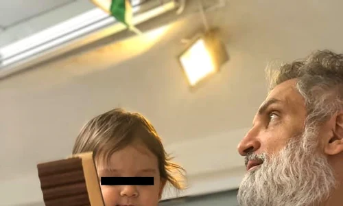 Andrei, fiul lui Damian Drăghici și al Cristinei Stroe, un băiețel adorabil jpeg