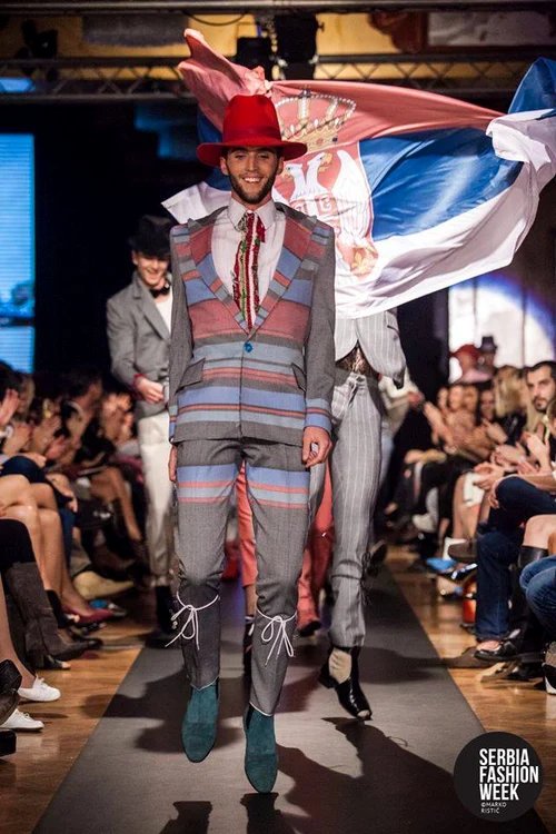 Una din creaţiile cu care Florin Dobre a impresionat publicul de la Serbia Fashion Week