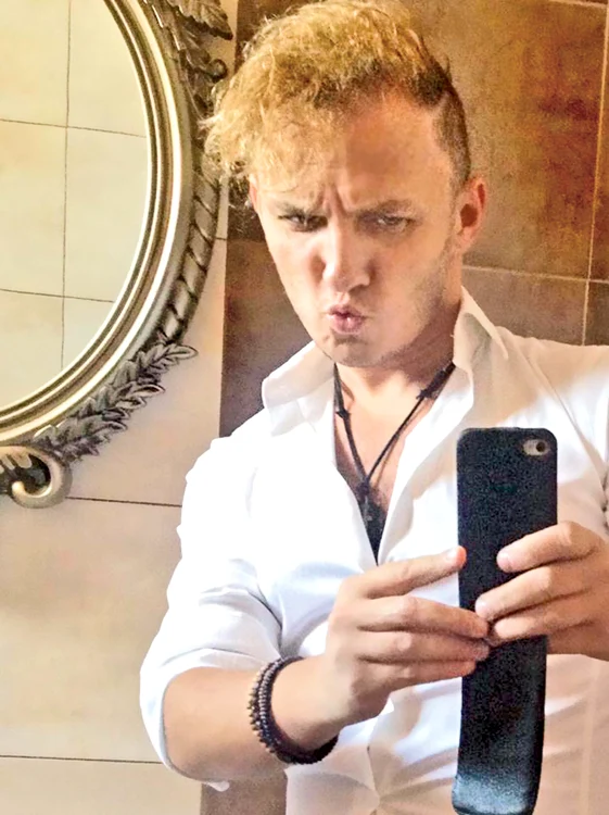 
    Mihai Trăistariu  se fotografiază de  câteva ori pe zi, în  diverse ipostaze,  fericit că și-a  schimbat look-ul și  că acum arată și el  ca un bărbat bine    