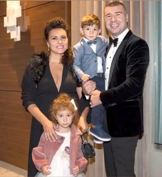 
    Lucian Bute a mers la ceremonie alături de familia saFoto: Facebook / Lucian Bute  