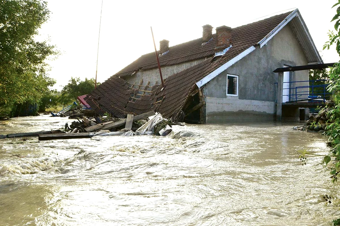 63 de localităţi din 10 judeţe sunt afectate de inundaţii 