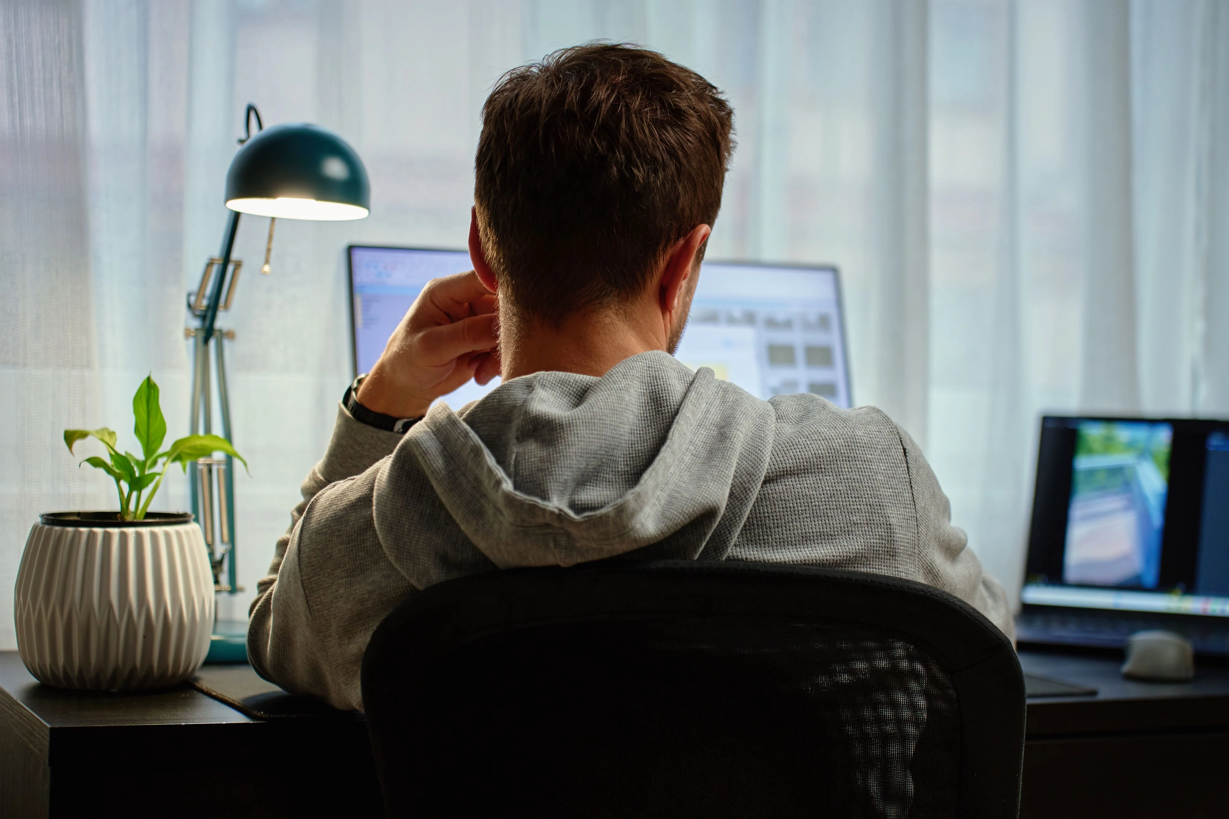 Bărbat cercetat după ce a susținut pe internet că strânge bani pentru asasinarea lui Nicușor Dan. „Fă un bine țării”