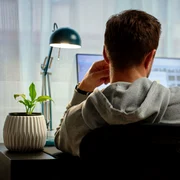 Tânăr la laptop - calculator - internet  bărbat - work from home FOTO Shutterstock 