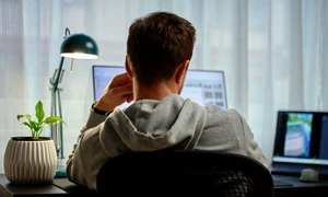 Tânăr la laptop - calculator - internet  bărbat - work from home FOTO Shutterstock 