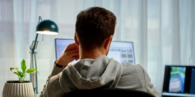 Tânăr la laptop - calculator - internet  bărbat - work from home FOTO Shutterstock 