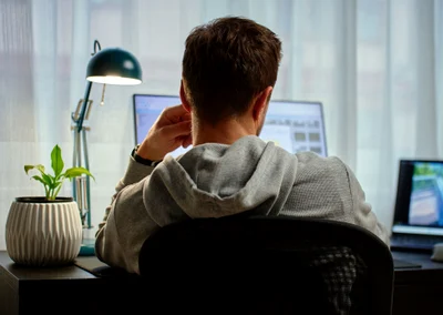 Tânăr la laptop - calculator - internet  bărbat - work from home FOTO Shutterstock 