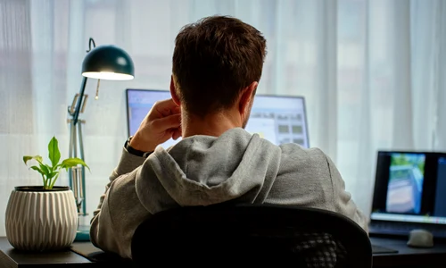 Tânăr la laptop - calculator - internet  bărbat - work from home FOTO Shutterstock 