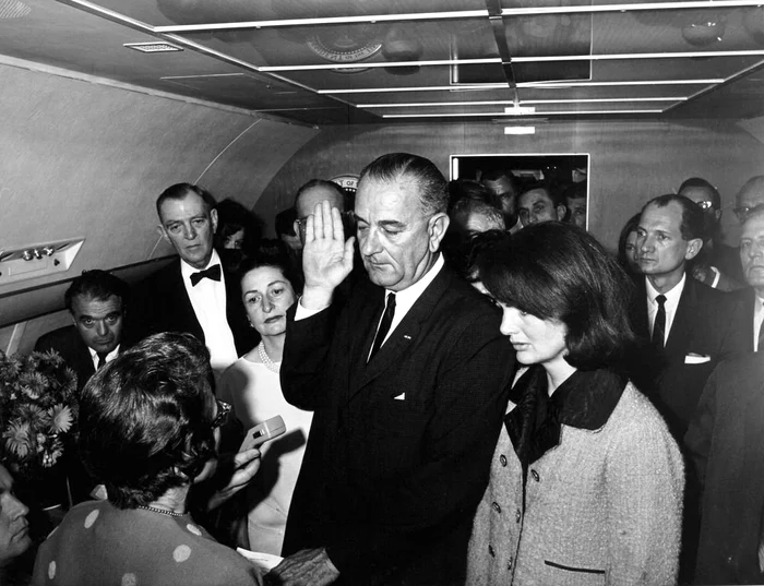 Preşedintele Lyndon Johnson depune jurământul la două ore după asasinarea preşedintelui JFK. 22 noiembrie 1963