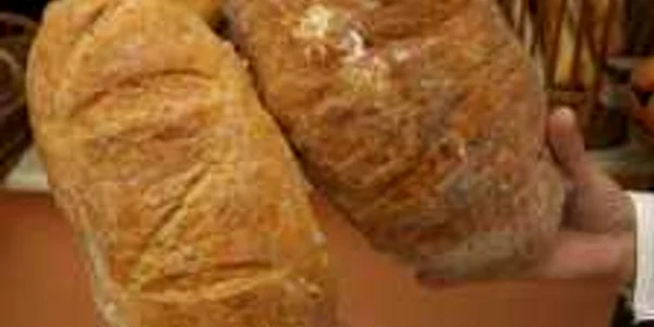 Brutăriile din Bihor produc „pâine neagră“ amestecând făina neagră cu cea albă