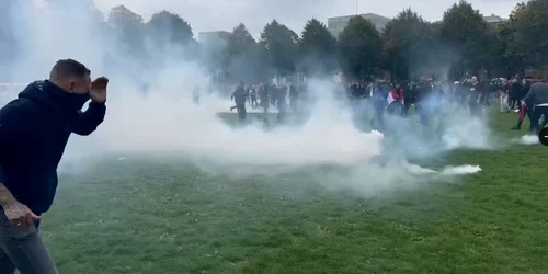 Proteste la Haga FOTO Twitter png