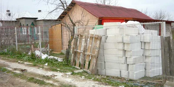 Localnicii au început deja reconstrucţia caselor