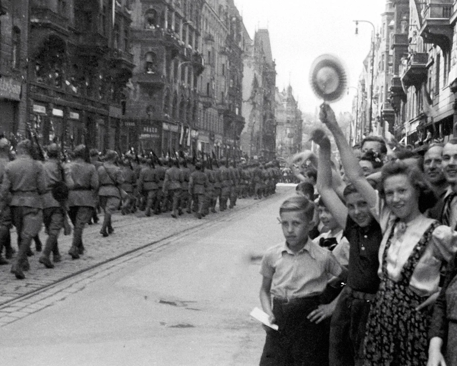 Soldaţi ai Armatei Roșii,  primiţi cu bucurie pe străzile din Praga