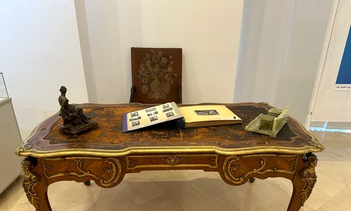 Biroul stil Louis XV, cu jilțul sculptat tapisat cu gobelin (foto: Biblioteca Academiei Române)