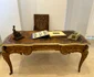 Biroul stil Louis XV, cu jilțul sculptat tapisat cu gobelin (foto: Biblioteca Academiei Române)