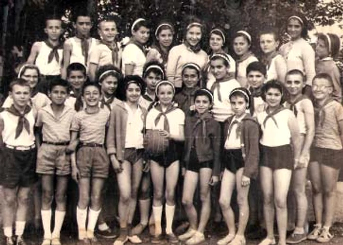 În chiloţi de sport pioniereşti