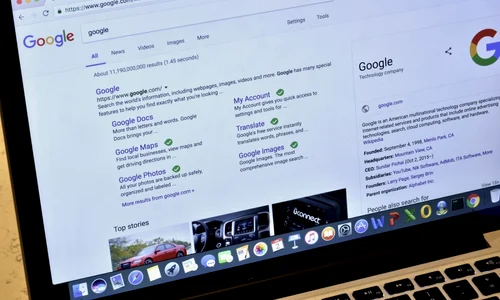 Google Search laptop Apple Macbook Pro FOTO Shutterstock