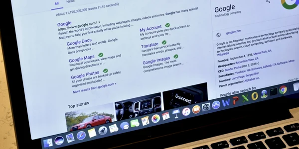 Google Search laptop Apple Macbook Pro FOTO Shutterstock